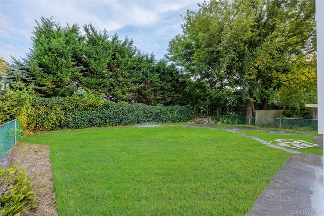 Building Photo - 2100 Beverly Way