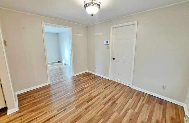 Building Photo - 3 Bed / 1-1/5 Bath Single Family Home w/Attached 2-Car Garage