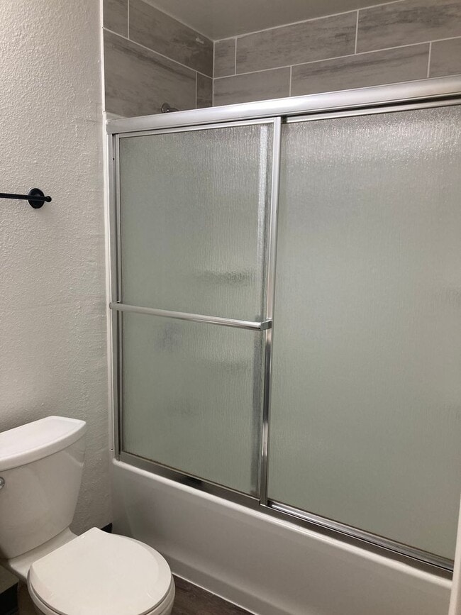 Building Photo - (CAM 3)  Very Nice Large 1 bed Apt - Close...
