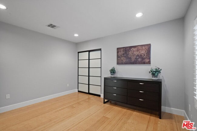 Building Photo - 560 N Plymouth Blvd