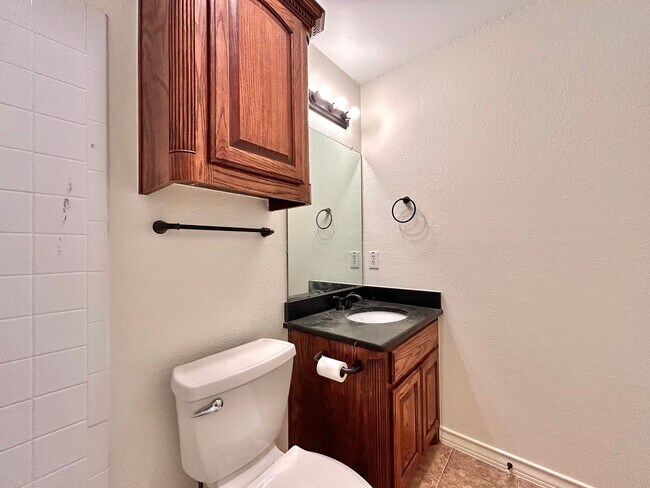 Building Photo - Cozy 3BR/2BA Single-Story Home with Privat...