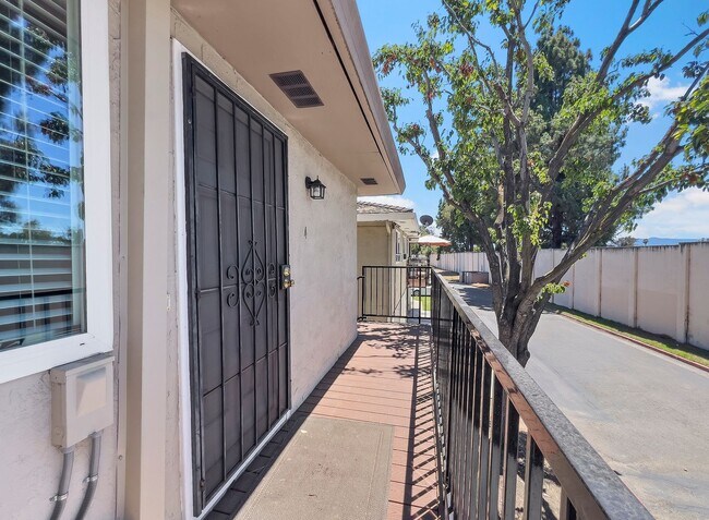 Building Photo - Upstairs 2 bedroom 1 bathroom Condo!