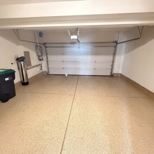 Building Photo - Modern 3-story townhouse in Eastvale-MOVE-IN SPECIAL $2595 FOR FIRST 3 MONTHS!