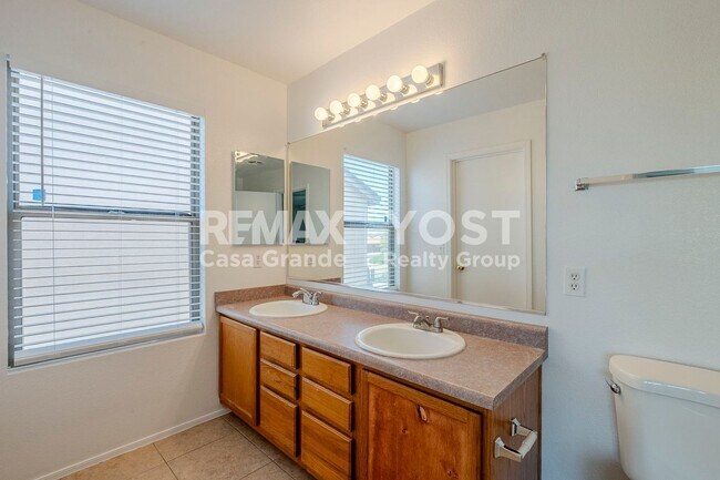 Building Photo - Spacious Living in SK Ranch!