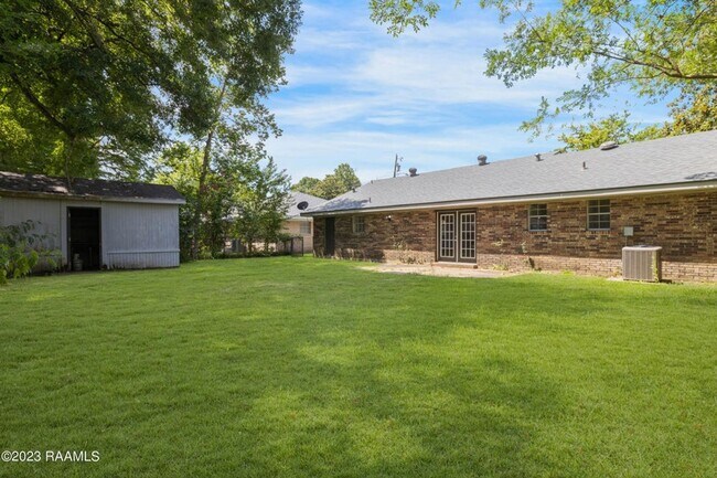 Building Photo - 3 bed, 2 bath brick-on-slab on Johnston Street