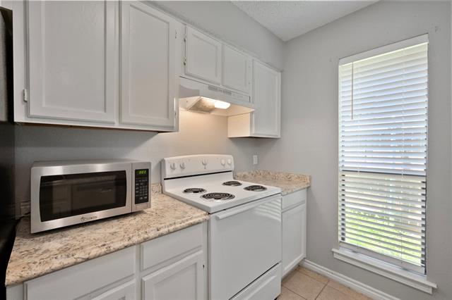 Building Photo - 3415 S Meadow Dr