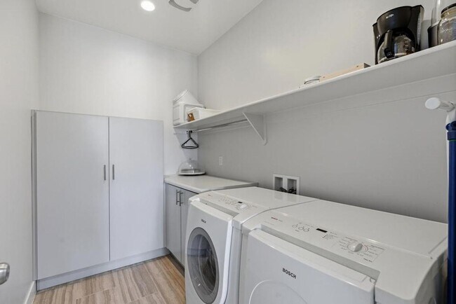 Building Photo - Brio Beauty! 3 Bedroom Home with View and RV Parking!