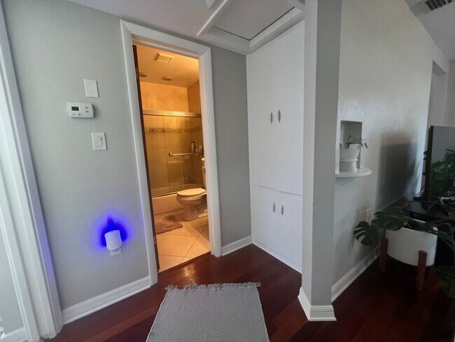 Building Photo - 2 Bed/1Bath/1 Car Garage Home