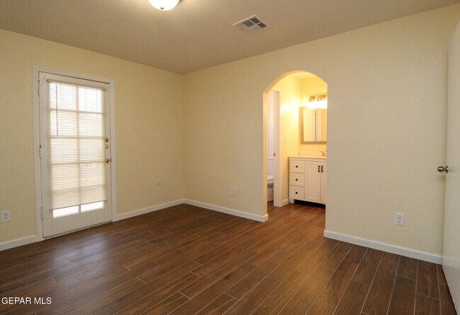 Building Photo - 1808 Dean Martin Dr