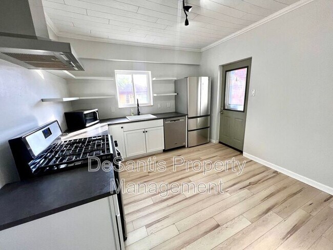 Building Photo - 210 18th St