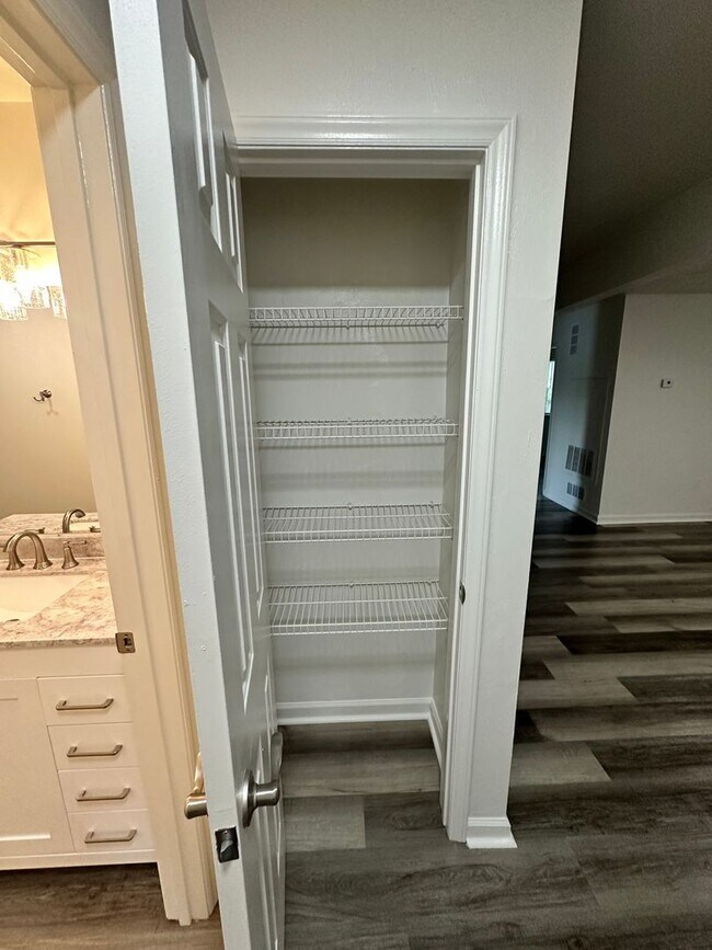 Building Photo - $1180 for 1 bedroom in a 4 Bedroom Apartme...