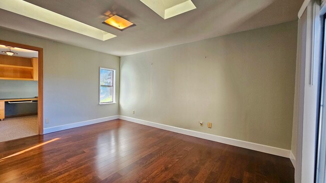 Building Photo - Charming 4 Bed 2 Bath Rambler with Office/...