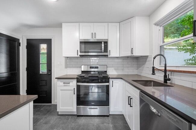 Building Photo - AVAILABLE OCT 1ST!! GORGEOUS & TOTALLY REN...