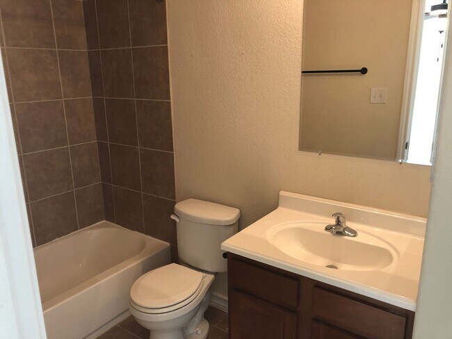 Building Photo - Town home for rent