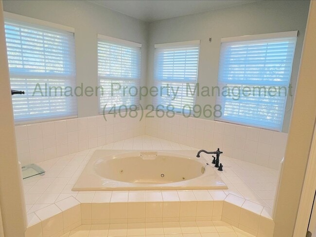 Building Photo - 7000 Sterling Gate Ct