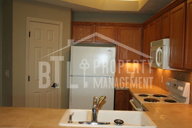 Building Photo - Lake Front! 2 Bedroom Condo in Hollister