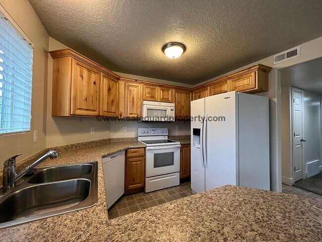 Building Photo - Wonderful 3 Bedroom Condo in Sandy