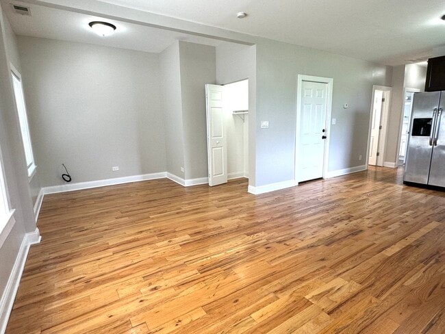 Building Photo - 3904 W Armitage Ave