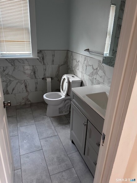 Building Photo - 64 Glemby St