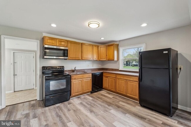 Building Photo - Experience the perfect blend of peaceful country charm and modern comfort in this beautifully ref...