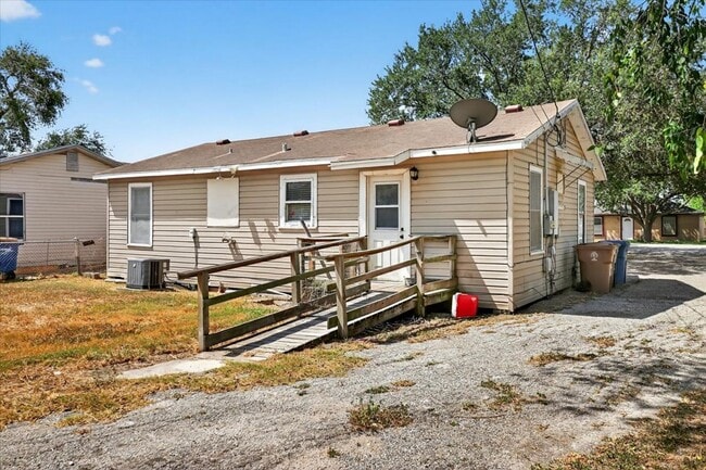 Building Photo - 11230 Blades- 3bed/1bath $1,195/month