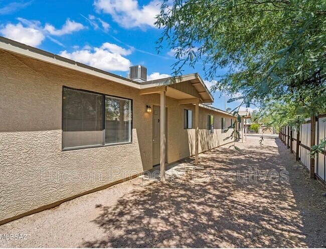 Building Photo - 1107 W Sonora St