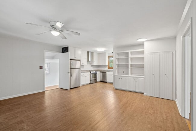 Building Photo - Spacious Single Family Home with Fenced Yard