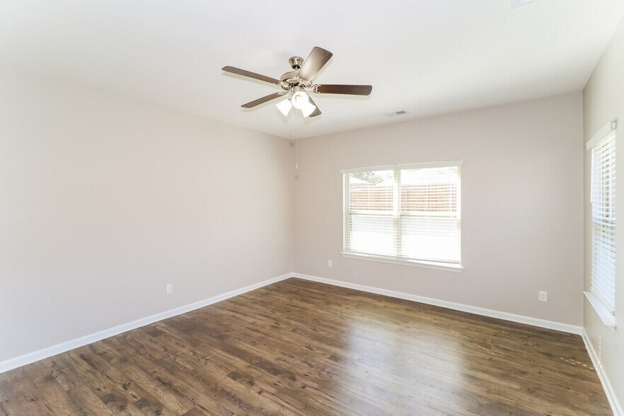 Building Photo - 267 Vivian Way