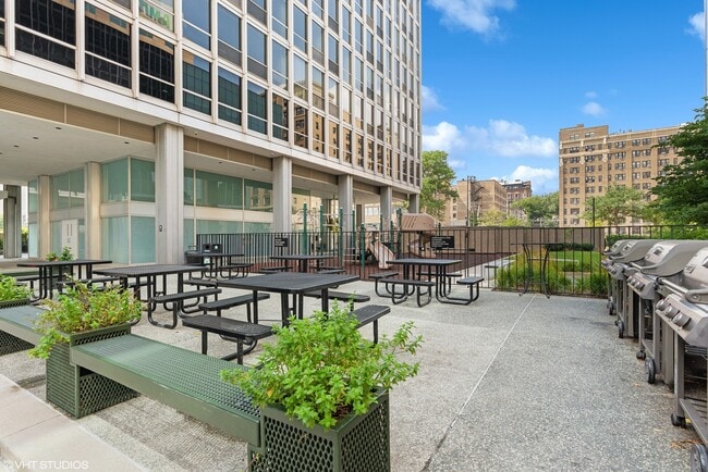 Building Photo - 330 W Diversey Pkwy