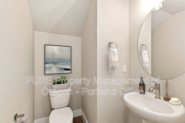 Building Photo - 582 NE Alderwood Dr