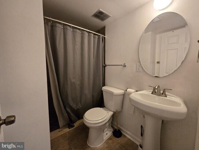 Building Photo - 1409 Rossiter Ct