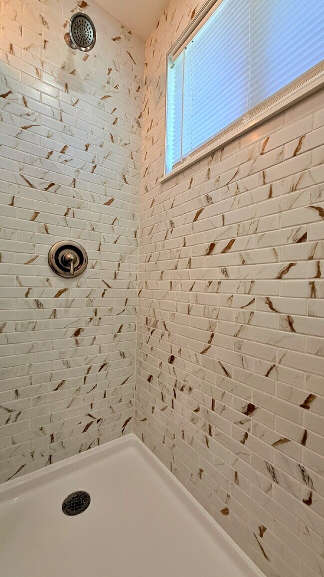 Building Photo - FANTASTIC REMODELED 3 Bed 2 Bath Home in Strayer & Shephards Park Hill Brand New Flooring New Car...