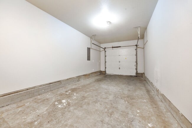 Building Photo - 4Bed/2.5 Bath available in SE Portland