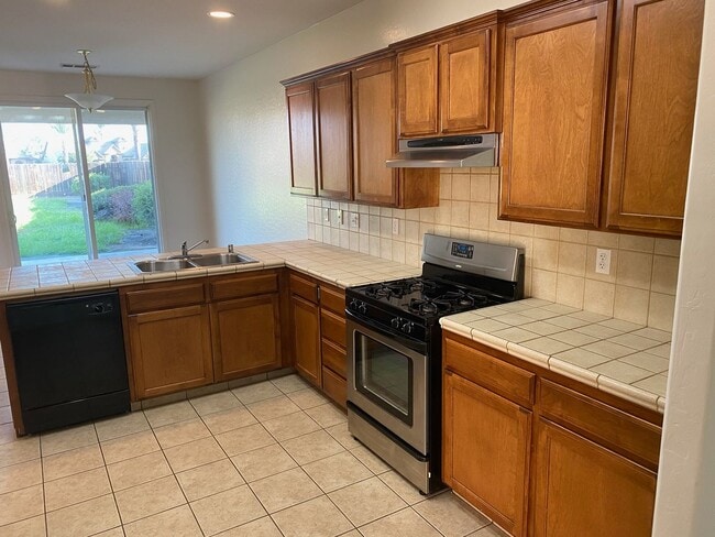 Building Photo - 2022 Muscat Ave