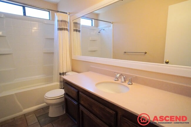 Building Photo - Remarkable Home Near Old River and White Ln!