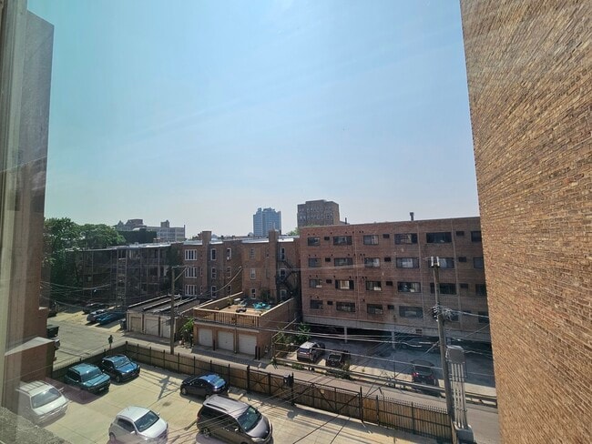 Building Photo - 5906 N Sheridan Rd