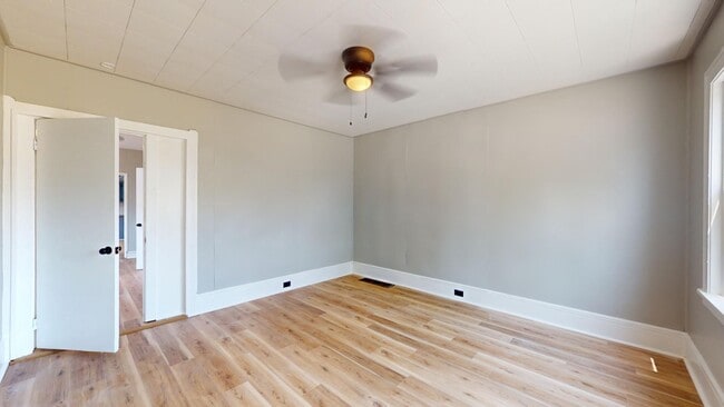 Building Photo - 3 Bed Single Family with Huge Kitchen and ...