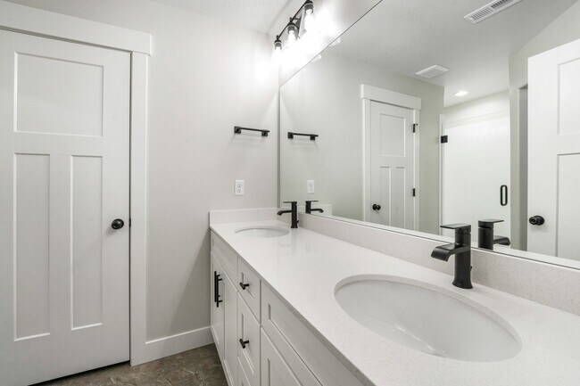 Building Photo - *Pet-Friendly* Townhome