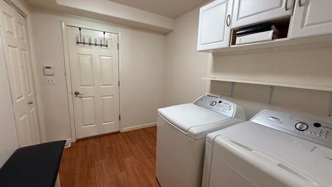 Building Photo - West Side 3 Bed/2.5 Bath Townhouse Condo. Available NOW!