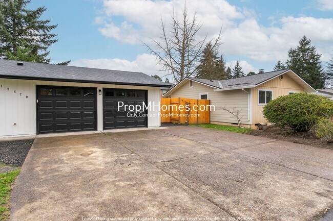 Building Photo - Newly Updated 3 Bedroom Aloha Home - Huge Yard!