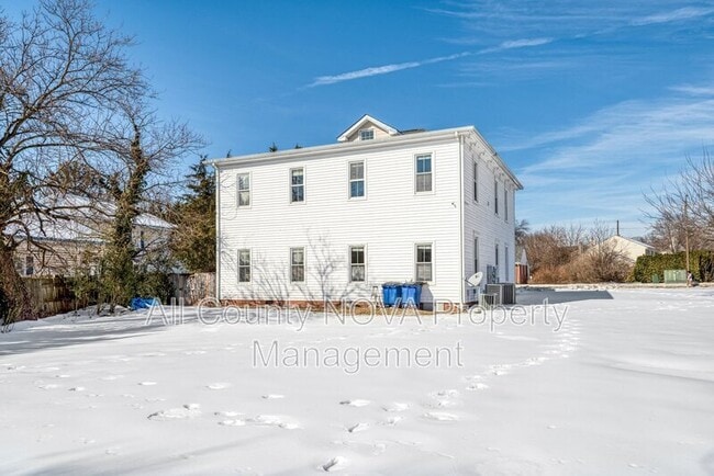 Building Photo - 8753 Signal Hill Rd