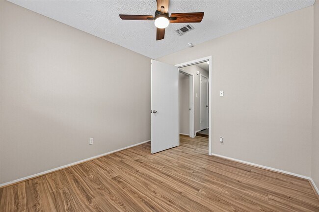 Building Photo - 5346 King Richard Dr