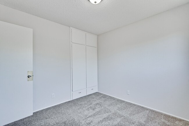 Building Photo - Spacious 3 Bedroom 2 Bath Home with 2 Car Garage and Central Air Conditioning