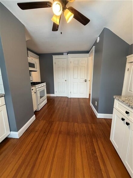 Building Photo - 87 Bentley St