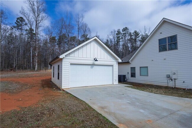 Building Photo - 214 Oakwood Dr