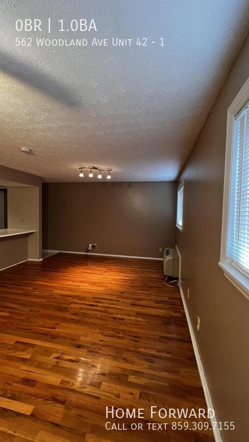 Building Photo - 562 Woodland Ave