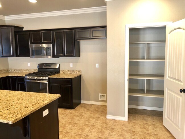 Building Photo - Spacious 4 Bedroom in Southern Vista Estates!