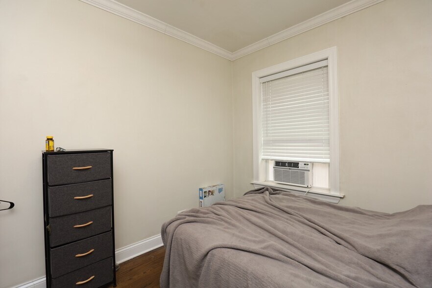 Building Photo - 3815 N Greenview Ave