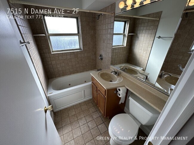 Building Photo - 7515 N Damen Ave