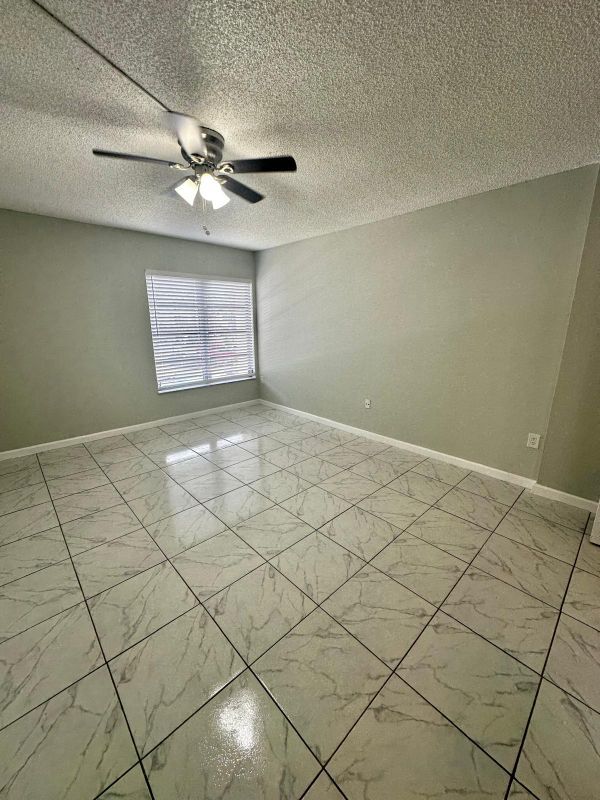 Building Photo - 4158 Inverrary Dr